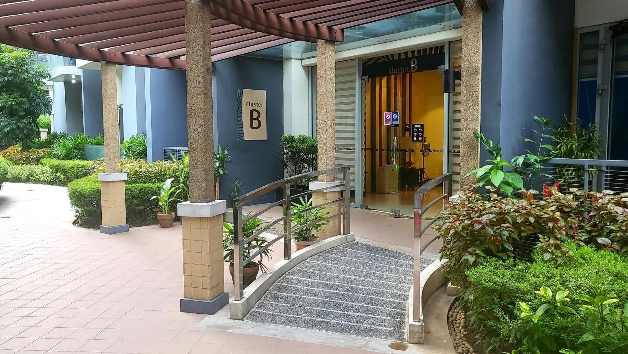 One Palm Tree Villas Condominium - Studio 7Th Fl With Balcony - Across Terminal 3 Airport Pasay Exteriör bild