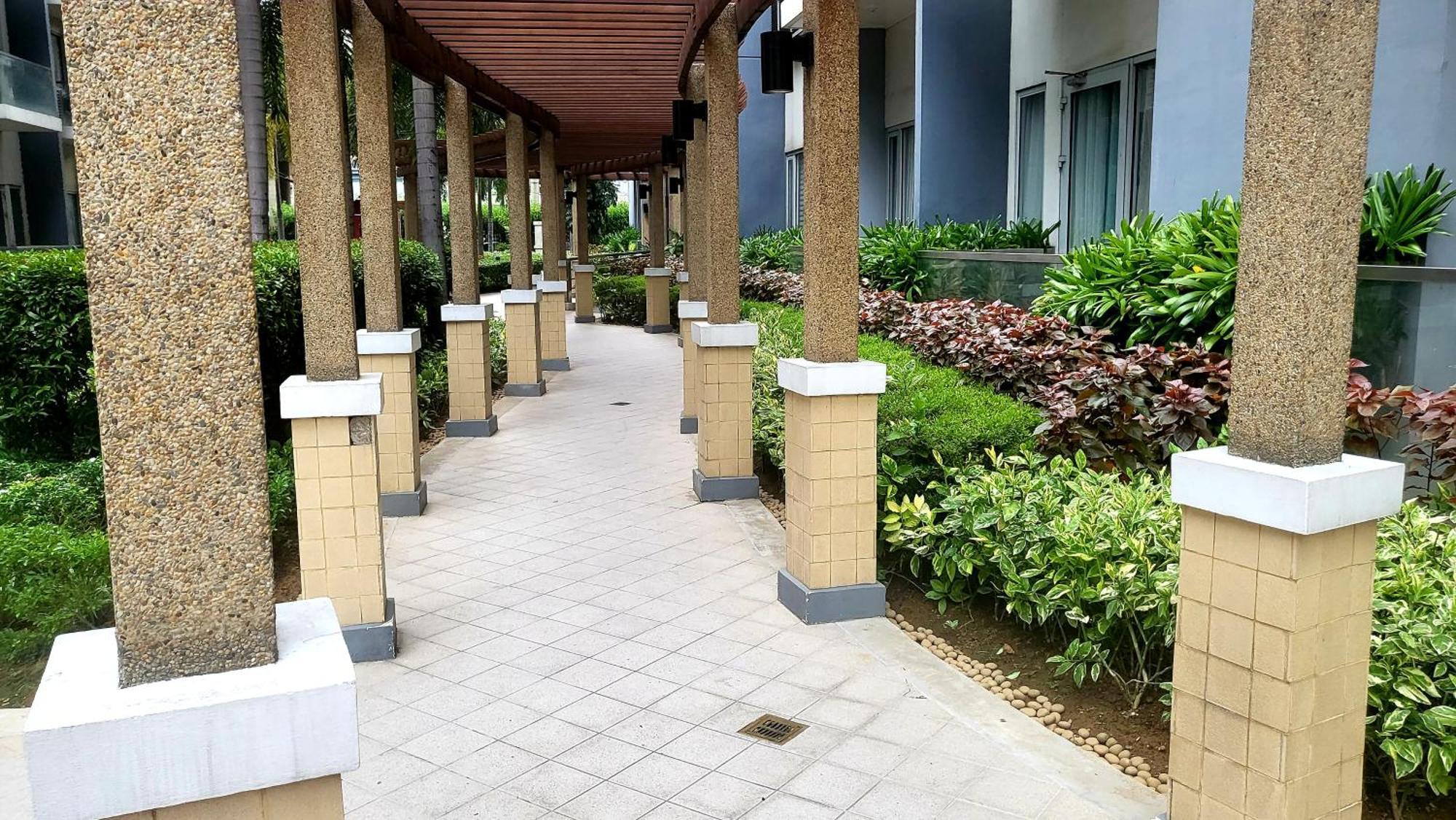 One Palm Tree Villas Condominium - Studio 7Th Fl With Balcony - Across Terminal 3 Airport Pasay Exteriör bild
