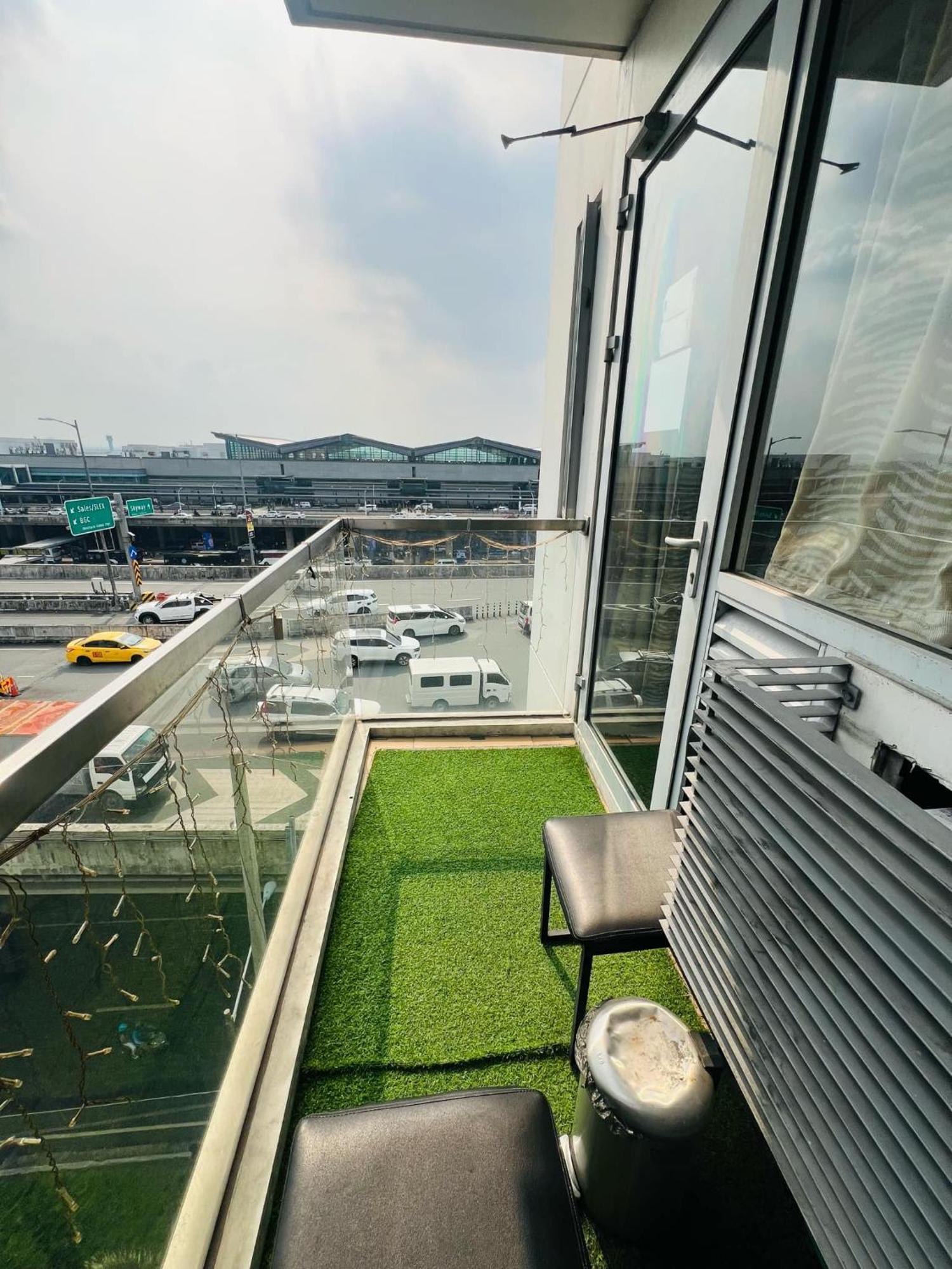 One Palm Tree Villas Condominium - Studio 7Th Fl With Balcony - Across Terminal 3 Airport Pasay Exteriör bild